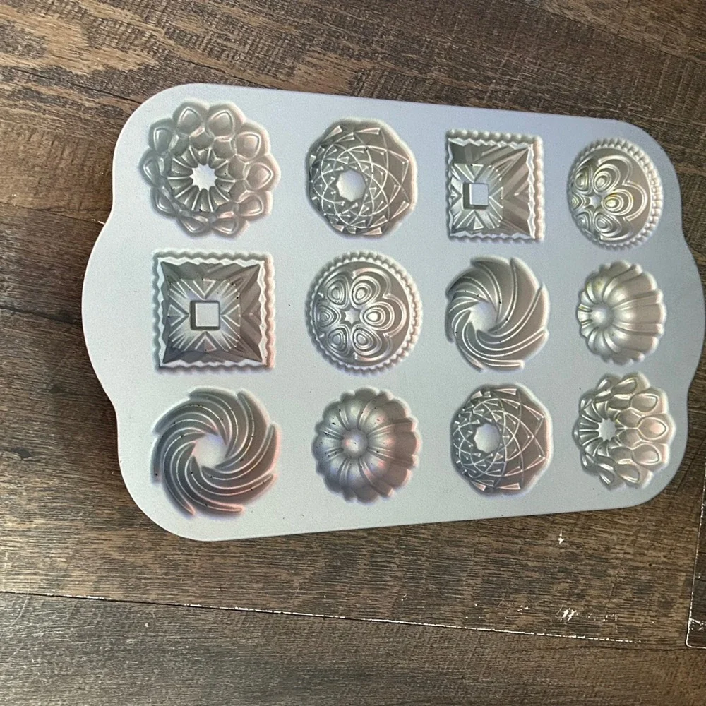 Nordic Ware Bundt Charms 12 Cavity Mini Cake Pan Gold Cast Aluminum Made in USA